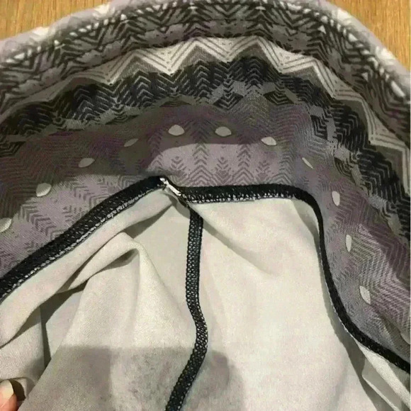 ALO YOGA Aztec Print Knee Length Leggings - Gently Worn - Great Condition - Picture 2 of 6